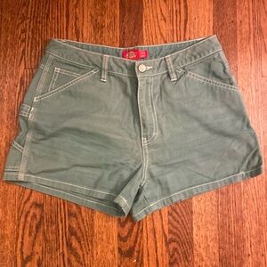Size 5/27 women’s green dickies cargo shorts